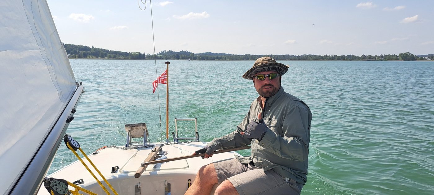 Segelyacht unter Segeln
