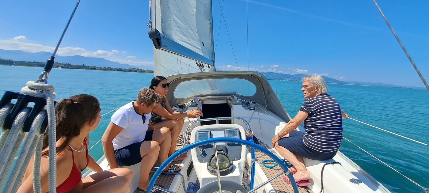 Segeln bei rauer See unter vollen Segeln
