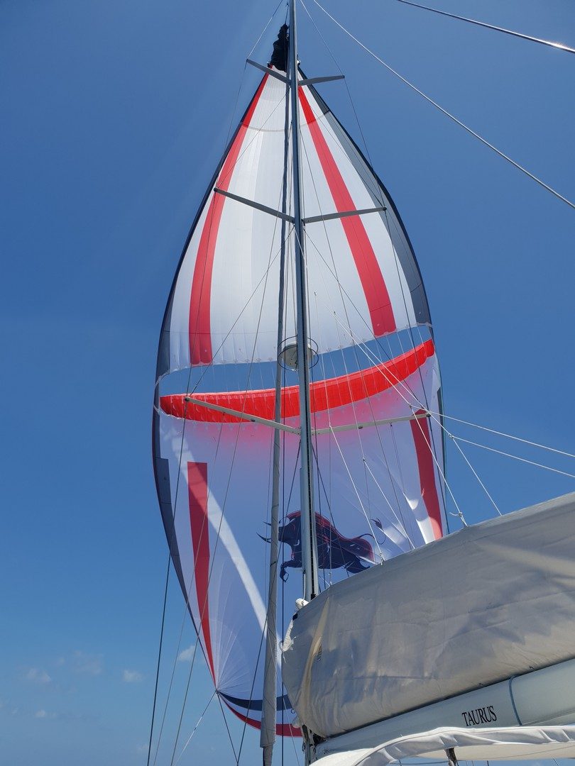 Arbeiten an Deck während eines Segeltrainings